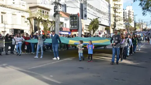 Desfile Cívico reúne comunidade e celebra a Independência do Brasil em Veranópolis - Studio TV