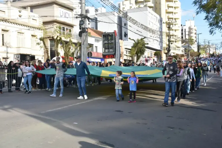 Desfile Cívico reúne comunidade e celebra a Independência do Brasil em Veranópolis - Studio TV