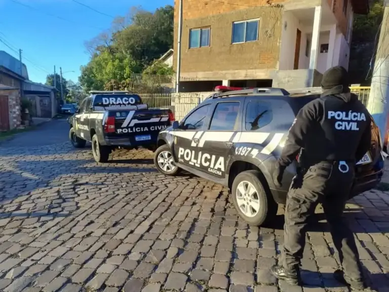 DRACO prende dupla suspeita de roubo e agressões contra vítima em Caxias do Sul - Studio TV
