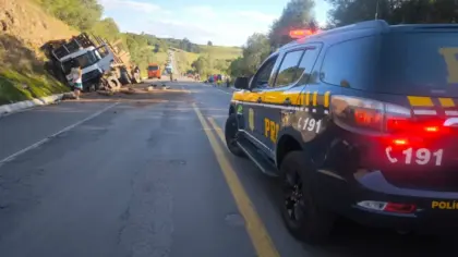 Duas mulheres morrem em colisão frontal entre carro e caminhão na BR-470, em Lagoa Vermelha - Studio TV
