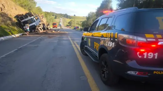 Duas mulheres morrem em colisão frontal entre carro e caminhão na BR-470, em Lagoa Vermelha - Studio TV