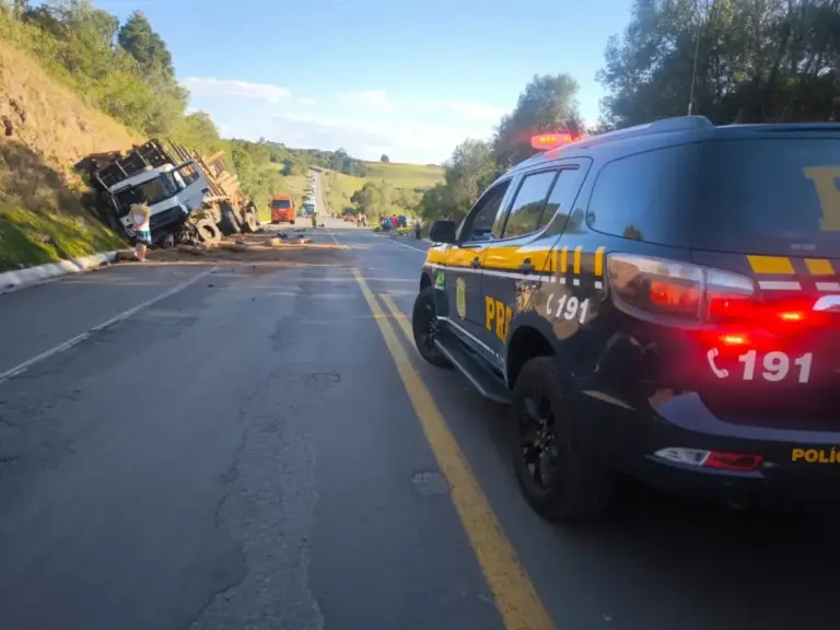 Duas mulheres morrem em colisão frontal entre carro e caminhão na BR-470, em Lagoa Vermelha - Studio TV