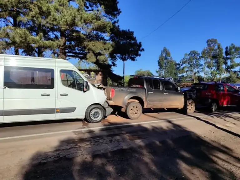 Engavetamento envolve três veículos na ERS-324 em Marau - Studio TV