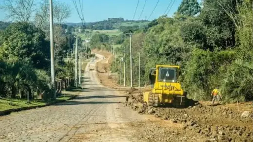 ERS-437 tem trecho bloqueado entre Vila Flores e Santana após detonação de rochas - Studio TV