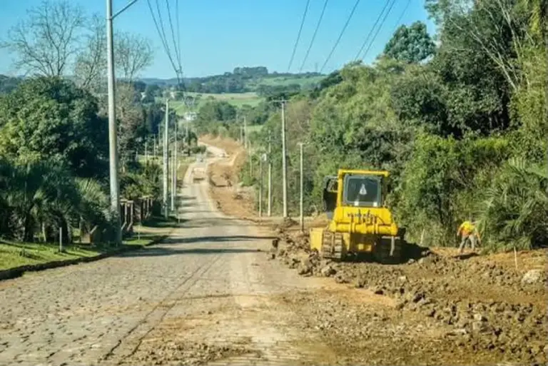 ERS-437 tem trecho bloqueado entre Vila Flores e Santana após detonação de rochas - Studio TV