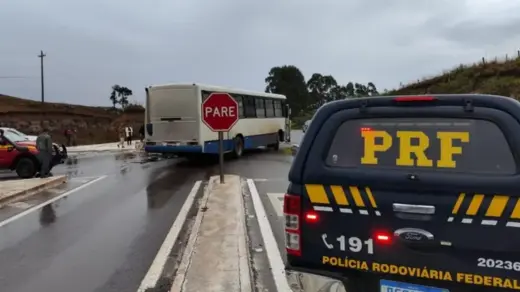 Estudante de 22 anos morre após colisão entre van e ônibus na BR-285 - Studio TV