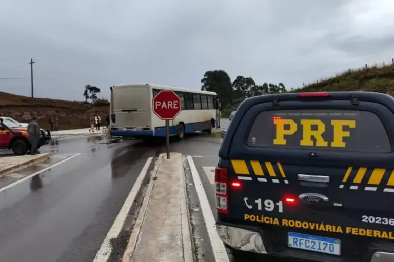 Estudante de 22 anos morre após colisão entre van e ônibus na BR-285 - Studio TV