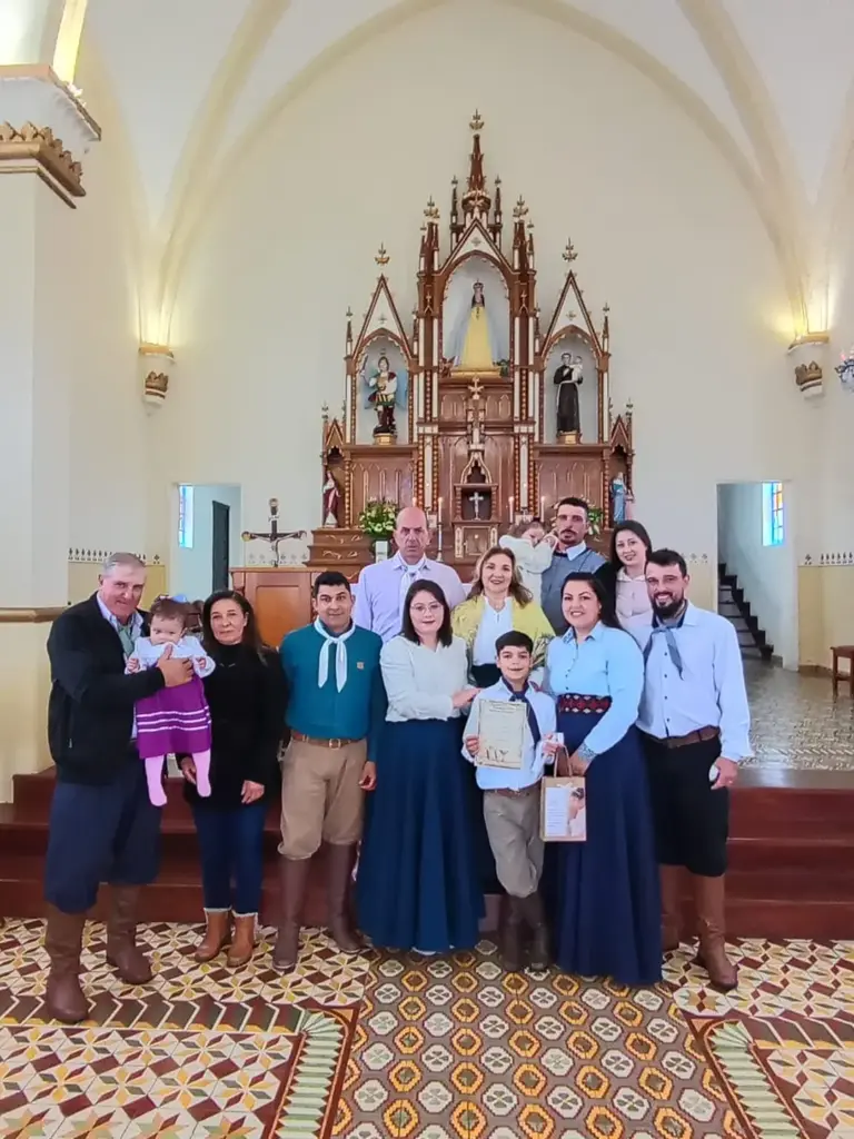 Família celebra Primeira Comunhão com fé e tradição gaúcha em Veranópolis - Studio TV