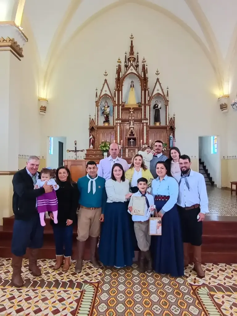 Família celebra Primeira Comunhão com fé e tradição gaúcha em Veranópolis - Studio TV