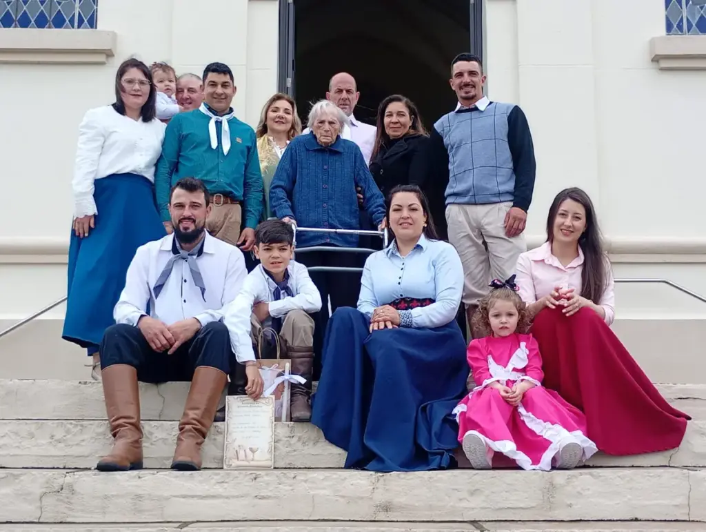 Família celebra Primeira Comunhão com fé e tradição gaúcha em Veranópolis - Studio TV