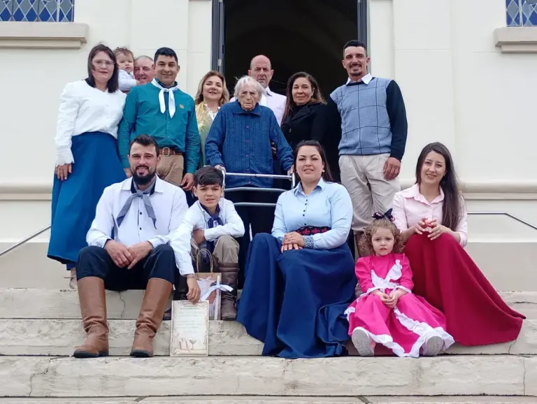 Família celebra Primeira Comunhão com fé e tradição gaúcha em Veranópolis - Studio TV