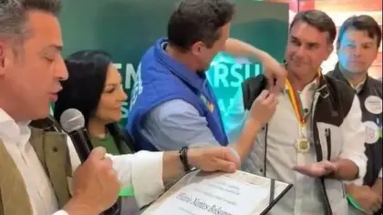 Flávio Bolsonaro recebe Medalha do Mérito Farroupilha na Expointer 2026 - Studio TV