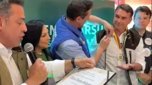 Flávio Bolsonaro recebe Medalha do Mérito Farroupilha na Expointer 2026 - Studio TV
