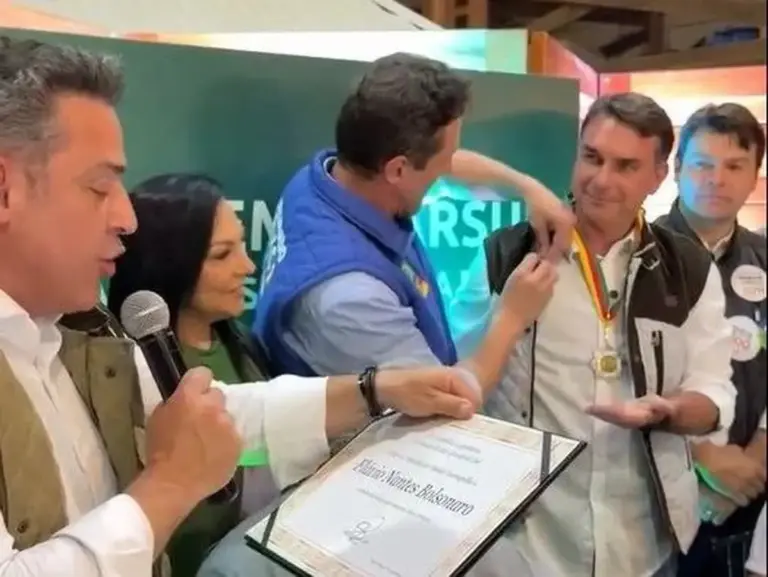 Flávio Bolsonaro recebe Medalha do Mérito Farroupilha na Expointer 2026 - Studio TV