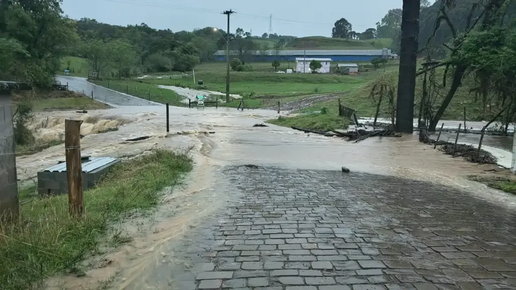 Fortes chuvas bloqueiam estradas, pontes e acessos em Vila Flores - Studio TV