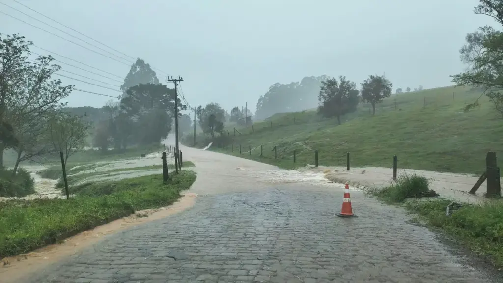 Fortes chuvas bloqueiam estradas, pontes e acessos em Vila Flores - Studio TV