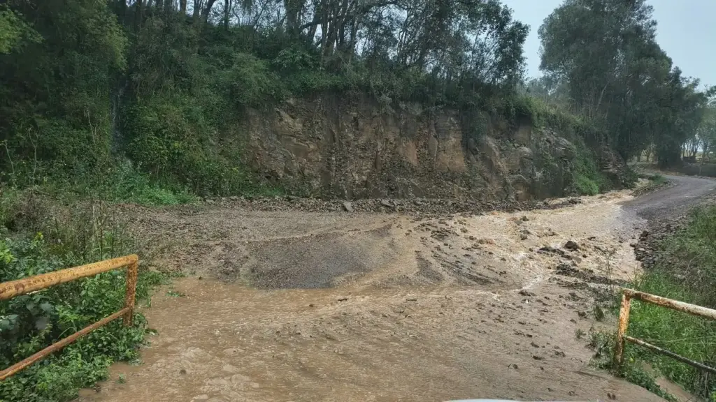 Fortes chuvas bloqueiam estradas, pontes e acessos em Vila Flores - Studio TV