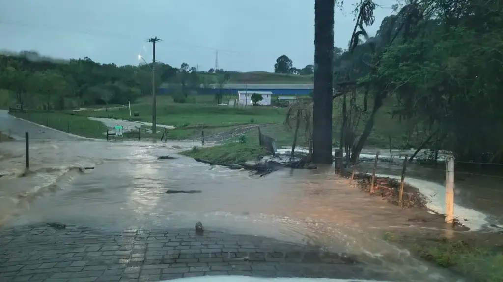 Fortes chuvas bloqueiam estradas, pontes e acessos em Vila Flores - Studio TV