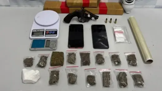 Homem é preso com arma e quase 2 kg de drogas em Caxias do Sul - Studio TV