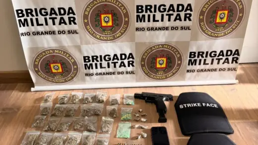 Homem é preso e adolescente apreendida por tráfico de drogas e porte ilegal de arma em Garibaldi - Studio TV