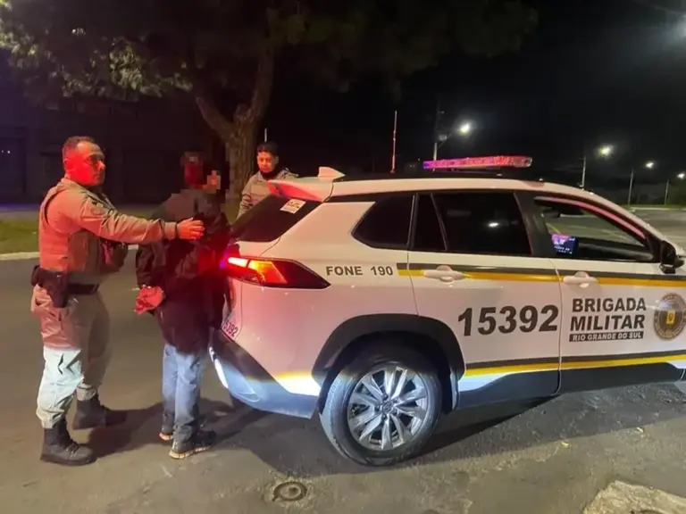 Homem é preso suspeito de tentar matar companheira a facadas em Canoas - Studio TV