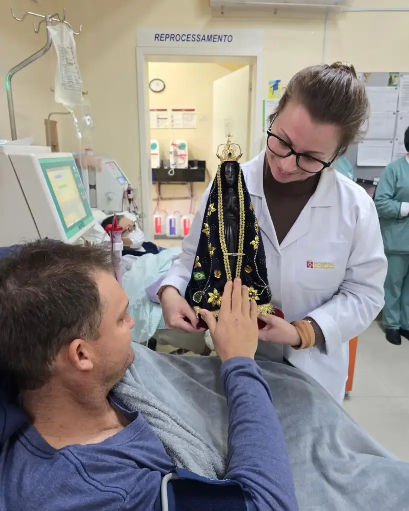 Imagem de Nossa Senhora Aparecida visita pacientes e profissionais do Hospital São João Batista em Nova Prata - Studio TV