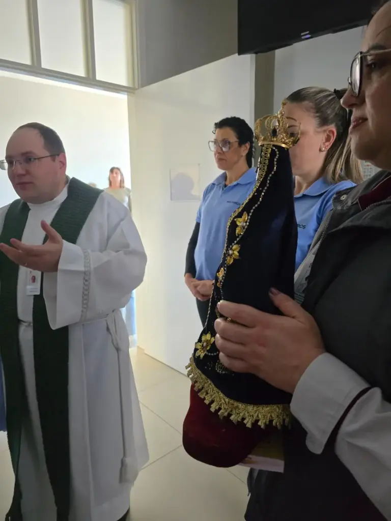 Imagem de Nossa Senhora Aparecida visita pacientes e profissionais do Hospital São João Batista em Nova Prata - Studio TV
