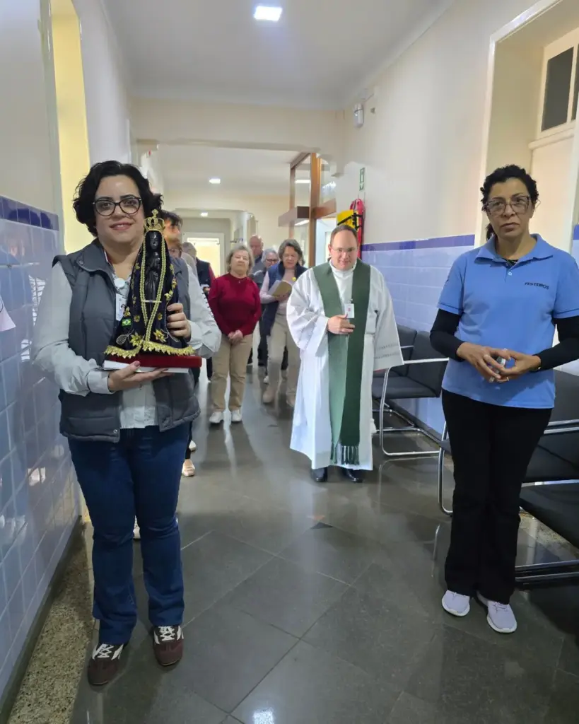 Imagem de Nossa Senhora Aparecida visita pacientes e profissionais do Hospital São João Batista em Nova Prata - Studio TV