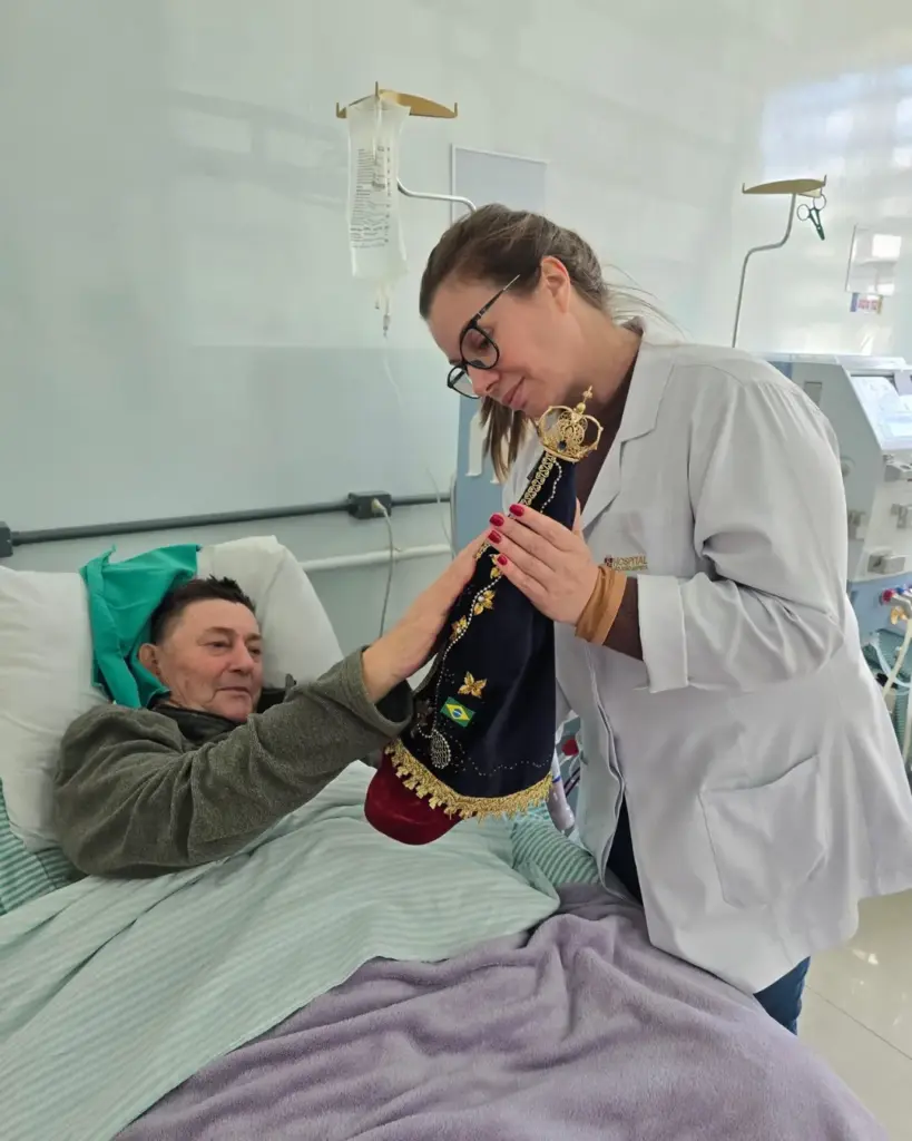 Imagem de Nossa Senhora Aparecida visita pacientes e profissionais do Hospital São João Batista em Nova Prata - Studio TV