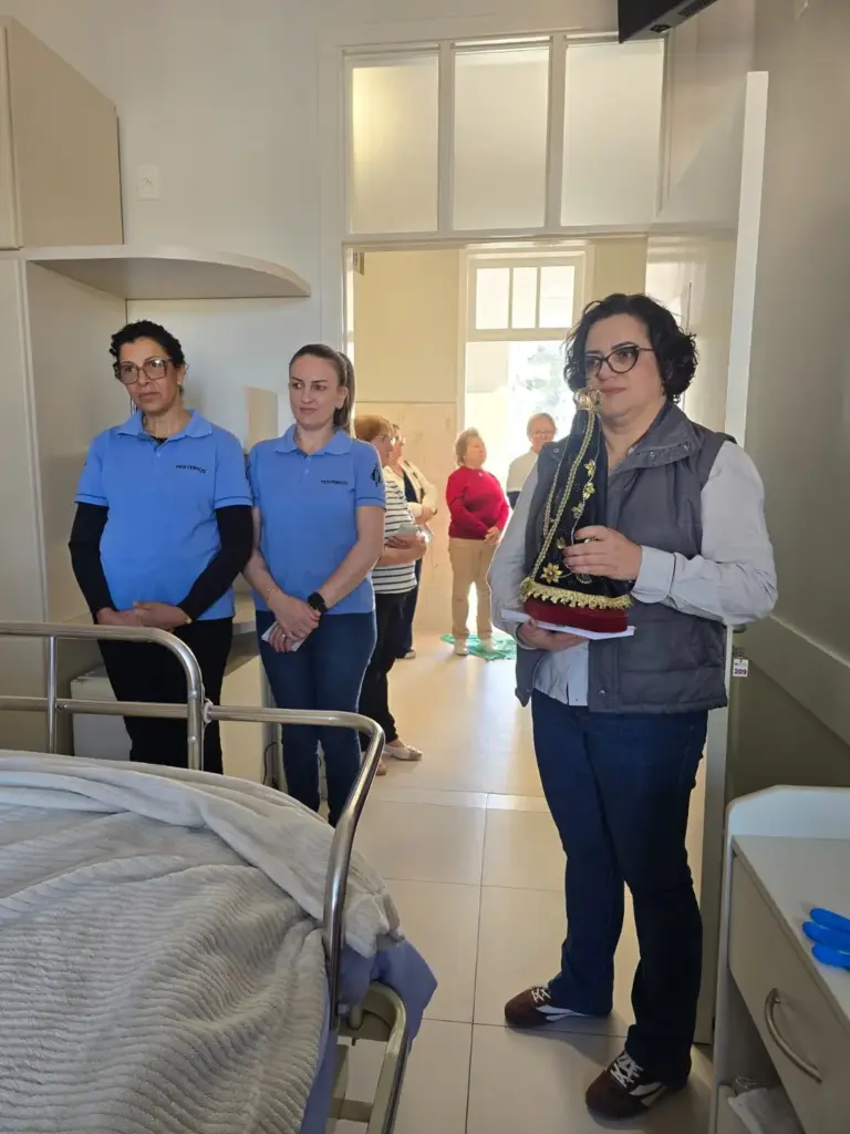 Imagem de Nossa Senhora Aparecida visita pacientes e profissionais do Hospital São João Batista em Nova Prata - Studio TV