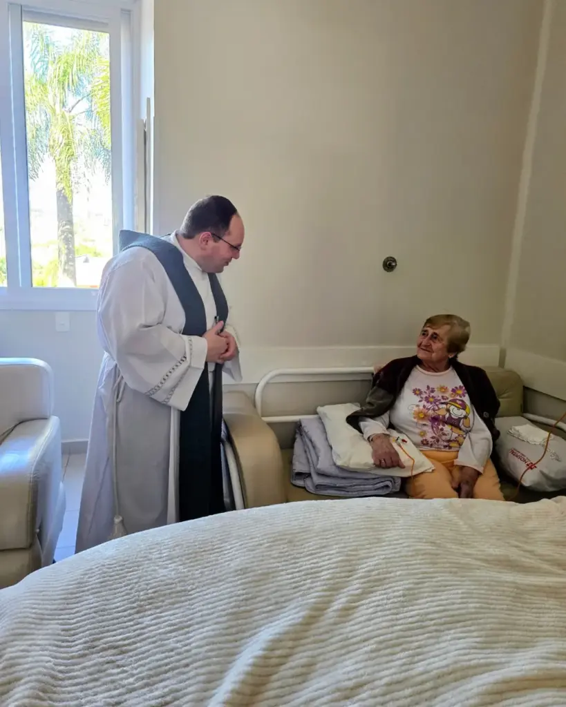 Imagem de Nossa Senhora Aparecida visita pacientes e profissionais do Hospital São João Batista em Nova Prata - Studio TV