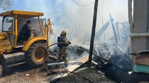Incêndio de grandes proporções destrói casa às margens da BR-470 em Garibaldi - Studio TV