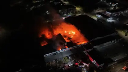 Incêndio de grandes proporções mobiliza bombeiros em fábrica de Santo Ângelo - Studio TV
