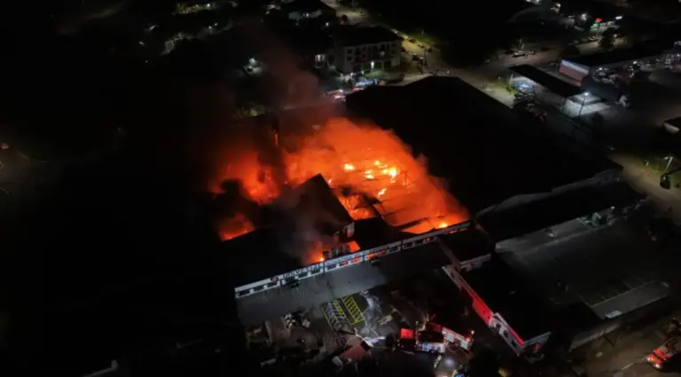 Incêndio de grandes proporções mobiliza bombeiros em fábrica de Santo Ângelo - Studio TV