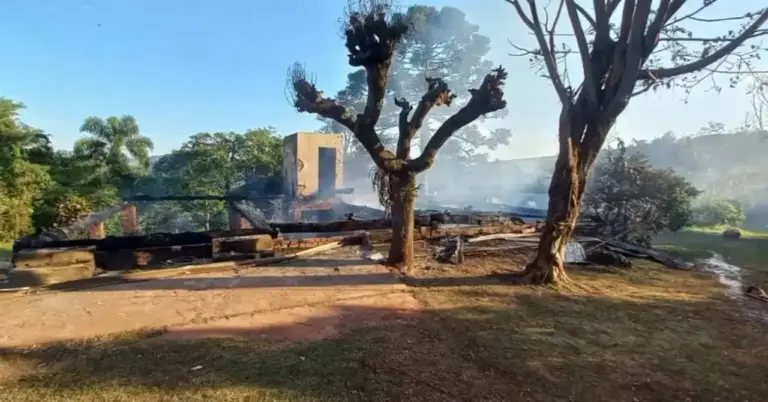 Incêndio destrói imóvel de aproximadamente 270 m² no interior de Dois Lajeados - Studio TV
