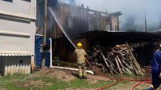 Incêndio destrói residência de madeira no interior de Bento Gonçalves - Studio TV