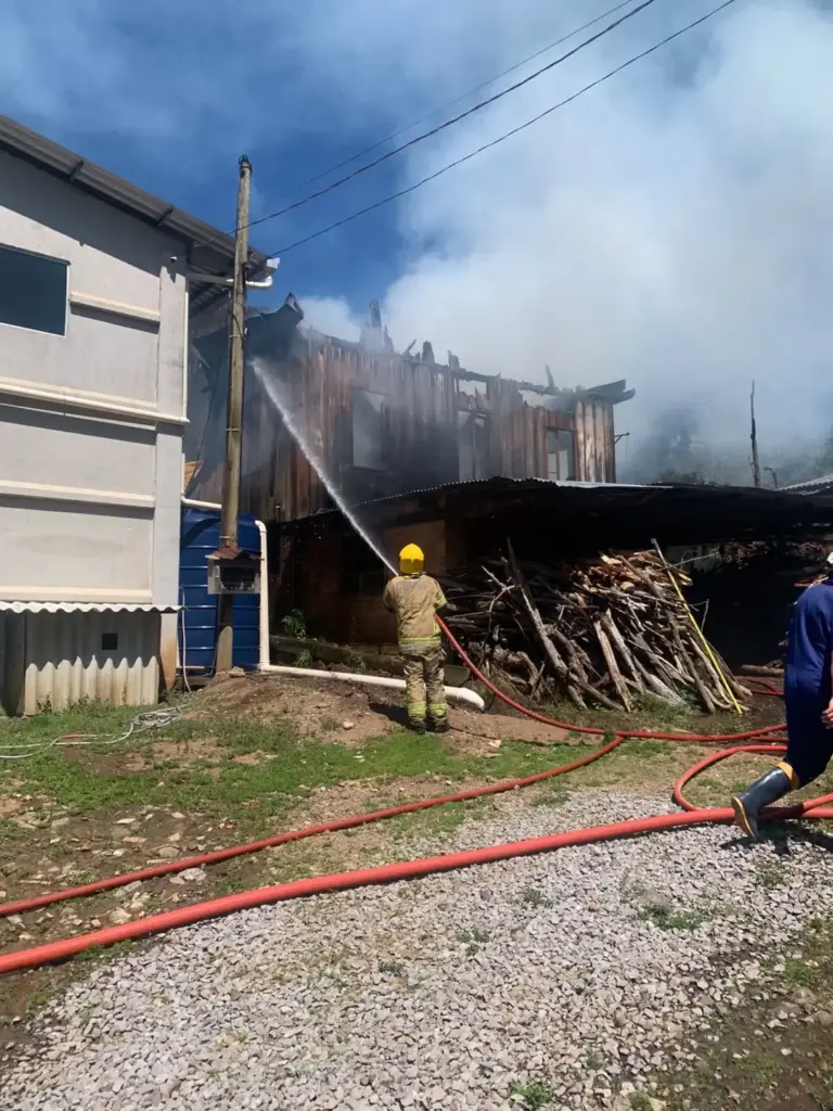 Incêndio destrói residência de madeira no interior de Bento Gonçalves - Studio TV