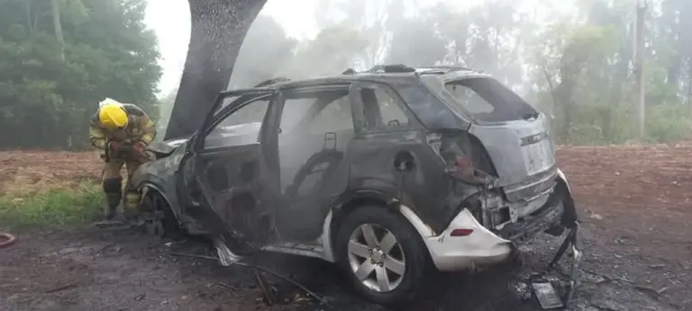 Incêndio destrói veículo após saída de pista na ERS-129, em Dois Lajeados - Studio TV