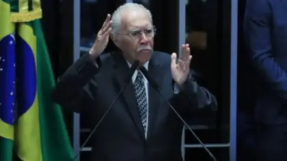 José Sarney é internado com pneumonia - Studio TV