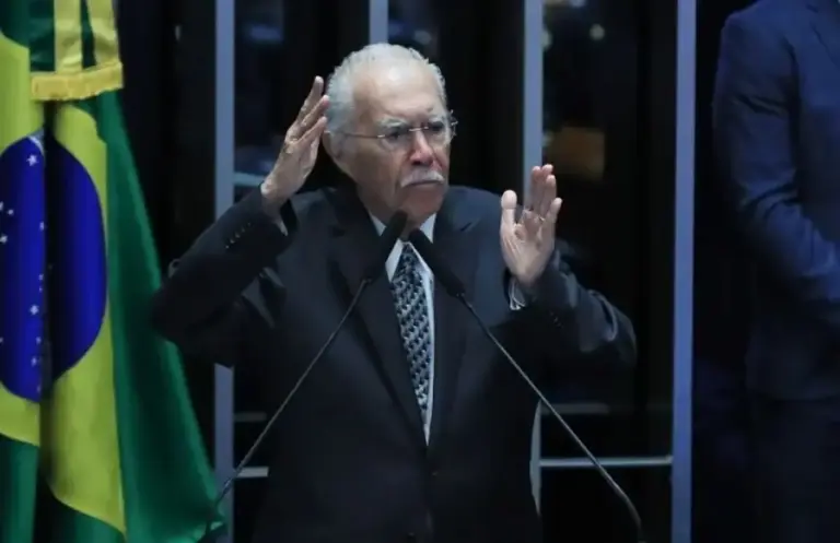 José Sarney é internado com pneumonia - Studio TV