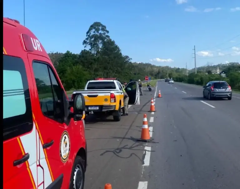 Jovem fica ferida em colisão entre motocicleta e Saveiro em São Sebastião do Caí - Studio TV
