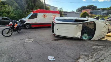 Mãe e filha ficam feridas após carro tombar no bairro Verona, em Bento Gonçalves - Studio TV