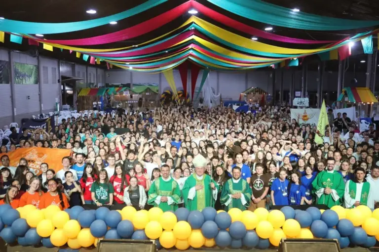 Mais de 800 jovens participam da 9ª Jornada Diocesana da Juventude em Flores da Cunha - Studio TV