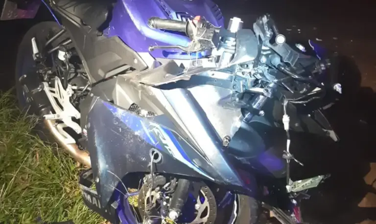 Motociclista fica em estado grave após colisão na Estrada do Mar; motorista foge - Studio TV