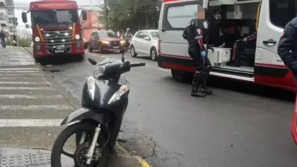 Motociclista fica ferida após acidente com carro em Bento Gonçalves - Studio TV