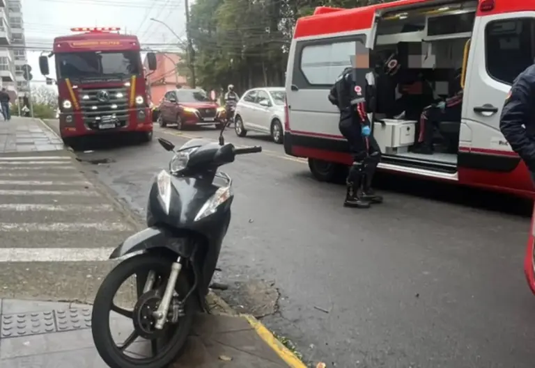Motociclista fica ferida após acidente com carro em Bento Gonçalves - Studio TV