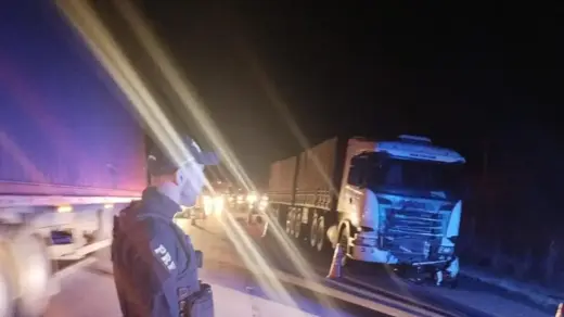 Motociclista morre após colisão frontal com carreta na BR-293 no sul do RS - Studio TV