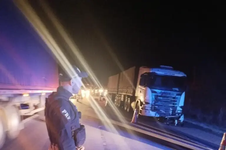Motociclista morre após colisão frontal com carreta na BR-293 no sul do RS - Studio TV