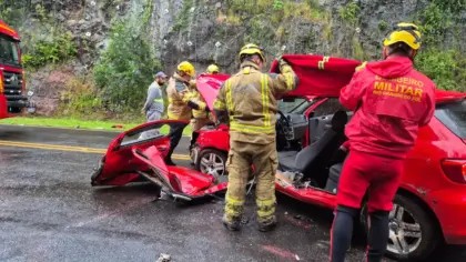 Motorista é retirado de veículo após colisão contra pedra na BR-470, em Bento Gonçalves - Studio TV