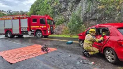Motorista fica ferida após carro tombar na BR-470, em Bento Gonçalves - Studio TV